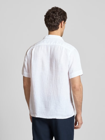 Männermodel trägt Regular Fit Freizeithemd aus reinem Leinen von Polo Ralph Lauren, weiß, kurzarm, Flammgarn, Rückansicht Ganzkörperansicht.