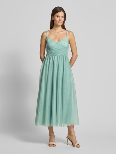 Vrouwenmodel draagt Cocktailjurk uit tule model 'Penelope' van Guido Maria Kretschmer, A-lijn, midirok, verstelbare spaghettibandjes, ruglengte 129 cm, bustewijdte 34 cm, kleur licht turquoise, geheelvooraanzicht.