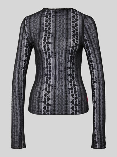 Frauenmodel trägt Longsleeve mit Stehkragen Modell 'Zahara' von OH APRIL, semitransparenter Material-Mix mit Stretch-Anteil, Slim Fit, Ganzkörperansicht von vorne.