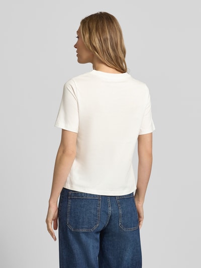 Frauenmodel trägt T-Shirt mit Motiv-Print und Rundhalsausschnitt von Christian Berg Woman Selection, Reine Baumwolle, Regular-Fit, Rückenlänge 55 cm, Größe 36, Farbe Weiß, Jeans kombiniert, Ganzkörperansicht Rückansicht.