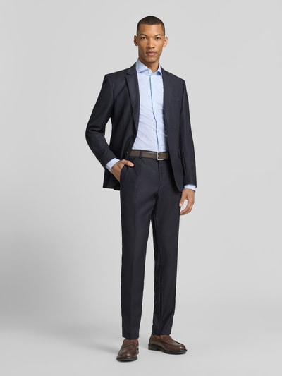 Männermodel trägt Slim Fit Businesshemd mit extra langem Arm Modell 'H-HANK' von BOSS, Allover-Streifen, Ganzkörperansicht von vorne.