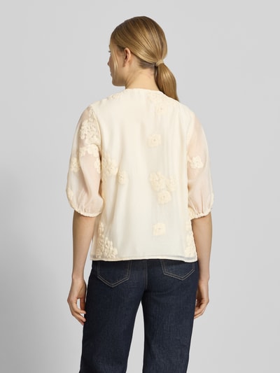 Frauenmodel trägt Regular Fit Bluse mit floralem Zierbesatz von Jake*s Collection aus leichtem Baumwoll-Mix in Creme, Rückenansicht, Ganzkörperansicht Rückansicht. Rundhalsausschnitt mit Zier-Bordüre, Halbarm mit elastischen Ärmelabschlüssen und durchgängiger Knopfleiste, Rückenlänge bei Größe 36: 58 cm, Ärmellänge: 34 cm.