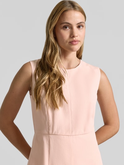 Frauenmodel trägt Maxikleid aus Lyocell-Leinen-Mix mit 2-in-1-Look von Jake*s Collection, zartrosa Farbe, glatte Textur, Nahaufnahme Oberkörper. Gerader Schnitt, Rundhalsausschnitt, Rückenlänge 133 cm, Brustweite 43 cm bei Größe 36.