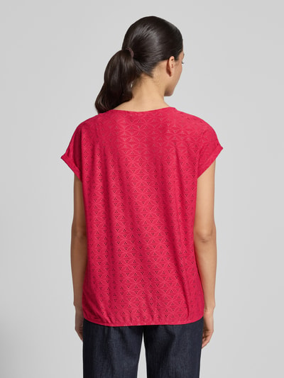 Frauenmodel trägt Regular Fit T-Shirt mit Lochmuster Modell 'Ruth' von ZABAIONE in kräftigem Rot, Elastischer-Material-Mix, Rückenlänge bei Größe S 53 cm, Rückenansicht, Ganzkörperansicht Rückansicht.