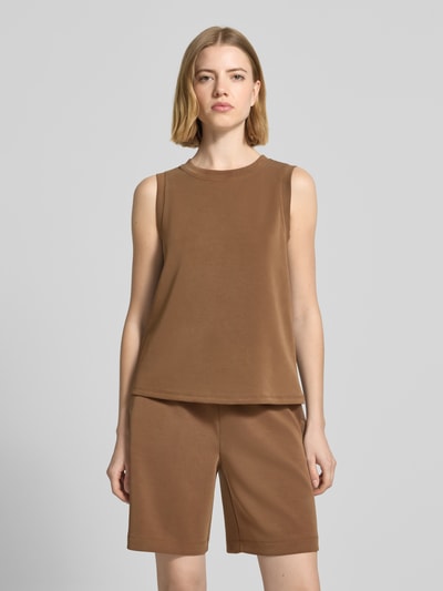 Frauenmodel trägt Top aus Modal-Mix Modell 'Scuba' von Rich & Royal in Braun, Regular-Fit mit Rundhalsausschnitt, Ganzkörperansicht von vorne.