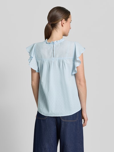 Kobiece model nosi Regular Fit Blusentop aus reiner Baumwolle Modell 'TRINE' od Vero Moda, efekt: jednolity kolor, z kropkami, krój regular fit, kołnierz z falbanami, pas na plecach, okrągły dekolt, zapięcie na guzik, rękaw: krótki rękaw, wykończenie materiału: popelina, bawełna, widok całej sylwetki z tyłu.