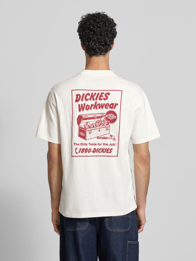 Męski t-shirt Regular Fit T-Shirt mit Motiv-Print Modell 'DRY RIDGE' od Dickies, bawełna, nadruk z motywem, okrągły dekolt, długość tyłu w rozmiarze M: 66 cm, widok całej sylwetki z tyłu