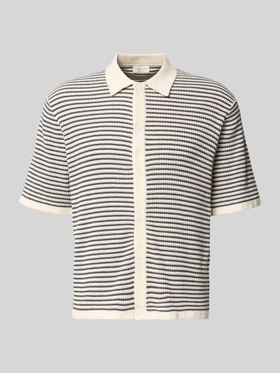 Produktfoto, Regular Fit Freizeithemd mit 1/2-Arm von Jack & Jones, reine Baumwolle, Polokragen, Knopfleiste, kurze Ärmel, creme mit schwarzen Querstreifen, strukturierte Oberfläche.