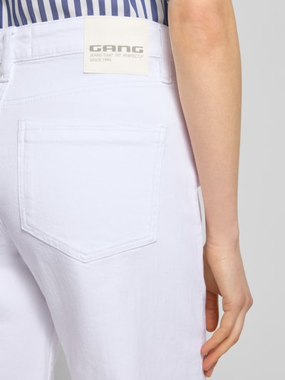 Vrouwenmodel draagt Cropped Jeans met Eingrifftaschen Modell 'Jul' van Gang, katoenmix met stretch, detailopname rugpand.