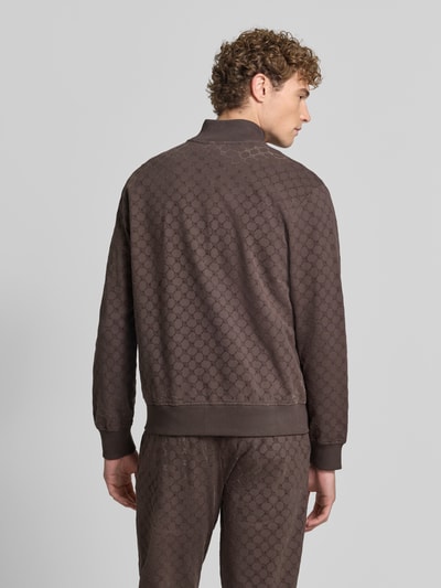 Männermodel trägt Loose Fit Sweatjacke aus Baumwoll-Mix Modell 'Kend' von JOOP! in Braun mit grafischem Muster, Ganzkörperansicht Rückansicht, Herren Sweatjacke von JOOP! COLLECTION.