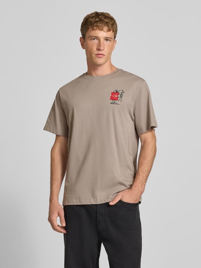 Männermodel trägt T-Shirt aus reiner Baumwolle Modell 'Gear Up Get Out' von The North Face in Beige mit Logo-Print, Ganzkörperansicht von vorne. Regular Fit, kurzärmliges Design und Rundhalsausschnitt sind im Kontext enthalten, Rückenlänge bei Größe M 68 cm.