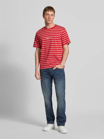 Mannelijk model draagt T-shirt met streepmotief en ronde hals van JACK & JONES, puur katoen, regular fit, stitching, ruglengte maat M 62 cm, geheellichaamsaanzicht van voren.
