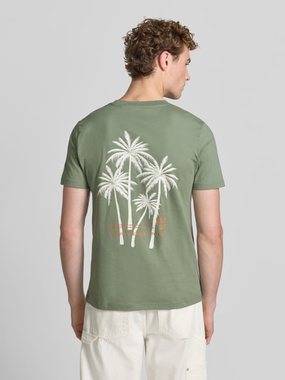 Männermodel trägt Regular Fit T-Shirt aus reiner Baumwolle von Tom Tailor Denim, Optik: Unifarben, Rückenansicht, Nahaufnahme Oberkörper.