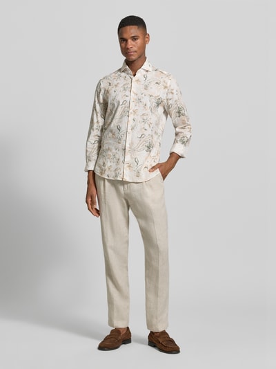 Männermodel trägt Slim Fit Business-Hemd aus Leinen-Mix Modell 'Pai' von JOOP! Collection, florales Muster, helle Farben, Ganzkörperansicht von vorne.