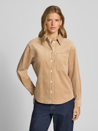 Frauenmodel trägt Relaxed Fit Langarmbluse aus Baumwoll-Mix von Marc O'Polo in Beige mit Hemdkragen und aufgesetzter Brusttasche, Damen Langarmbluse, Ganzkörperansicht von vorne.
