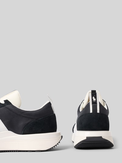 Produktfoto, Sneaker mit Schnürung von Polo Ralph Lauren für Herren in Dunkelblau und Weiß mit strukturierter Oberfläche vor grauem Hintergrund