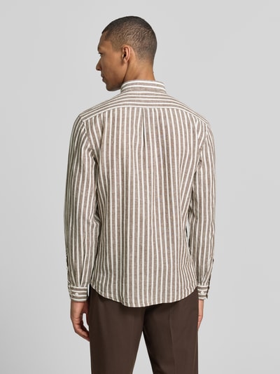Männermodel trägt Relaxed Fit Freizeithemd mit Button-Down-Kragen von Lindbergh im Leinen-Baumwoll-Mix, Streifenmuster, Ganzkörperansicht Rückansicht. Rückenlänge 64 cm, Schulterbreite 41 cm, Ärmellänge 64 cm, Knopfleiste, Sportmanschetten, Größe M.