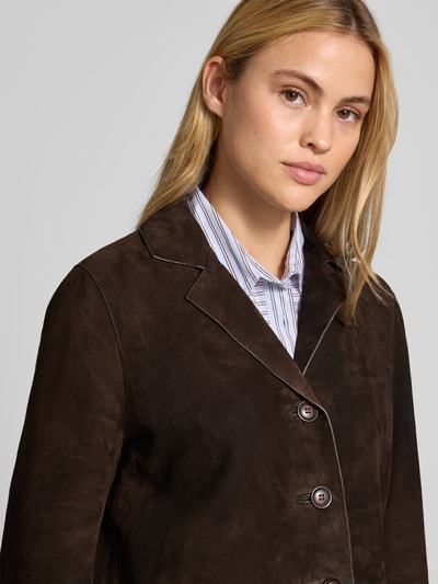 Frauenmodel trägt Regular Fit Jacke in Leder-Optik von Stefanel, dunkelbraune Farbe, Reverskragen, Nahaufnahme Oberkörper.