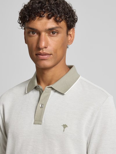 Männermodel trägt Regular Fit Poloshirt mit Label-Stitching Modell 'Percyco' von JOOP! Collection aus reiner Baumwolle, Nahaufnahme Oberkörper.
