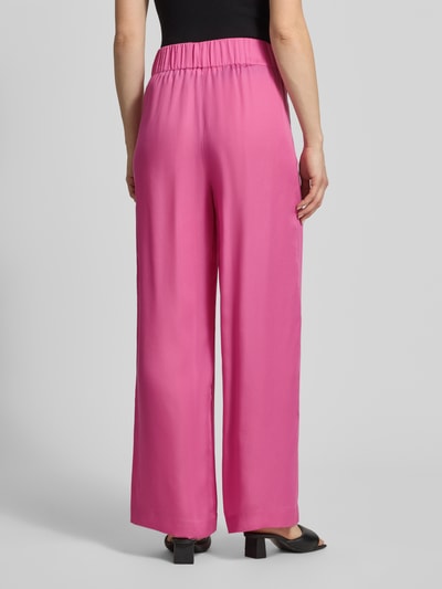 Vrouwenmodel draagt Wide Leg Stoffhose mit elastischem Bund van Lanius in roze, van puur lyocell met insteekzakken, detailopname rugaanzicht.