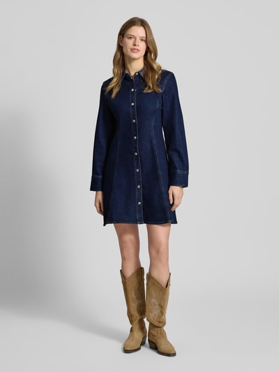 Vrouwenmodel draagt Regular Fit Minikleid in Denim-Optik Modell 'Classic' van Calvin Klein Jeans, donkerblauw, lange mouwen, hemdkraag, doorlopende knopenlijst, sportmanchetten, elastische katoenmix, frontale volledige lichaamsopname.