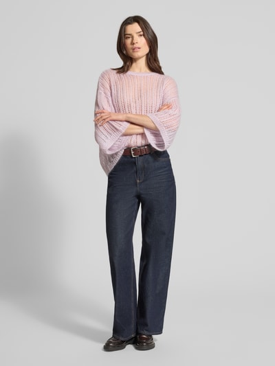 Frauenmodel trägt Relaxed Fit Wollpullover aus Mohair-Mix Modell 'C_FRUG' von BOSS Orange, Optik: Unifarben, Grobstrick, Ganzkörperansicht von vorne.