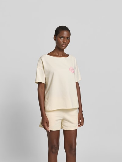 Frauenmodel trägt T-Shirt mit Statement-Stitching von Juvia in Creme, Relaxed Fit, Rundhalsausschnitt, Kurzarm, Baumwoll-Mix, Ganzkörperansicht von vorne.
