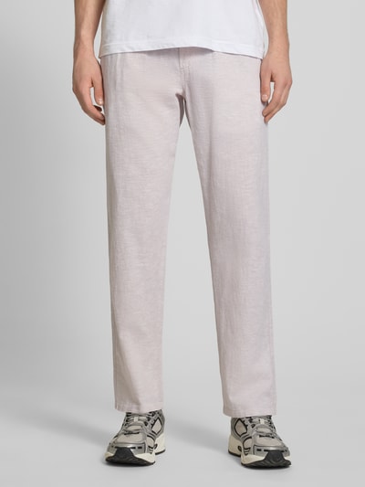 Mężczyzna nosi Hose aus Baumwoll-Leinen-Mix Modell 'KANE' von Jack & Jones, jasny beż, krój regular fit, Szerokość w rozmiarze M: 41 cm, długość nogawki: 81 cm, miękka struktura, Ganzkörperansicht von vorne.