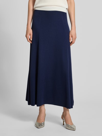 Frauenmodel trägt Maxirock aus Strick-Optik von windsor., tiefblau, leichte A-Linie, reine Baumwolle, elastischer Bund, Nahaufnahme Oberkörper.