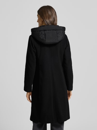 Frauenmodel trägt Regular Fit Wollmantel mit Kaschmir-Anteil Modell 'MIRA' von Cinque im Schurwoll-Mix, Schwarz, Rückansicht, Ganzkörperansicht Rückansicht. Mantel mit Kapuze, Reißverschluss, Reverskragen, Knopfverschluss, Eingrifftaschen, Maße: Rückenlänge 101 cm, Schulterbreite 39 cm, Brustweite 52 cm, Ärmellänge 65 cm bei Größe 36.