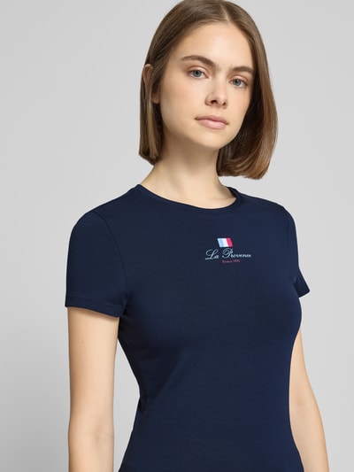Frauenmodel trägt Slim Fit T-Shirt mit Rundhalsausschnitt und Frankreich-Motiv von REVIEW, dunkelblau, Baumwoll-Mix, Nahaufnahme Oberkörper.