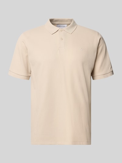 Produktfoto, Regular Fit Poloshirt mit Baumwoll-Anteil Modell 'Austin' von JACK & JONES w kolorze beżowym, strukturalny wzór, elastyczne rękawy, krój regular fit, logo na piersi, boczne rozcięcia