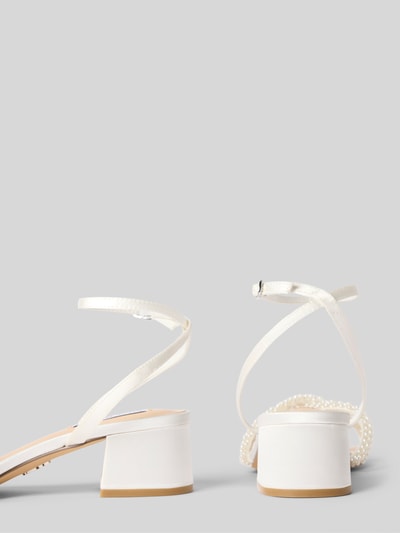 Produktfoto, Sandaletten mit Strasssteinbesatz Modell 'Gabby' von Steve Madden, biała barwa, zaokrąglony krój, gładka podeszwa, obcas 5 cm, szerokość w rozmiarze 40: 6 cm, zapięcie na klamrę