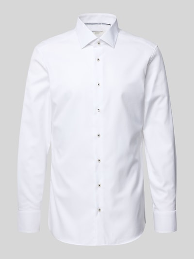 Produktfoto, Slim Fit Business-Hemd mit Kentkragen von ETERNA aus reiner Baumwolle, langärmelig, weiße glatte Oberfläche, schlanke Passform