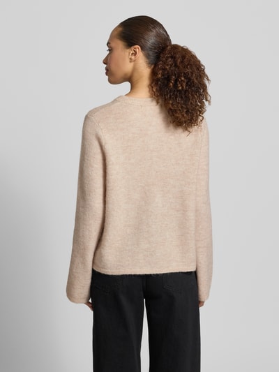 Frauenmodel trägt Regular Fit Strickjacke aus Woll-Mix mit Alpaka-Anteil Modell 'LULU NEW' von Selected Femme, jednokolorowy, krój regular fit, zapięcie: listwa guzikowa, kształt kołnierza: crew neck, rękaw: długi, zakończenie rękawów: prążkowane, wykończenie: prążkowane, wykończenie materiału: dzianina, materiał: mieszanka wełny; Ganzkörperansicht Rückansicht.
