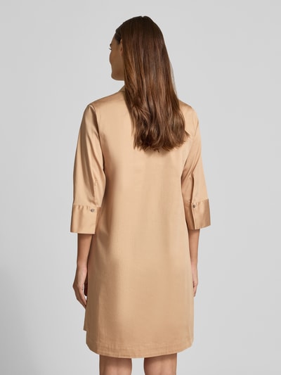 Frauenmodel trägt beigefarbenes A-Linie Freizeitkleid aus Baumwoll-Mix von s.Oliver BLACK LABEL, Ganzkörperansicht Rückansicht.