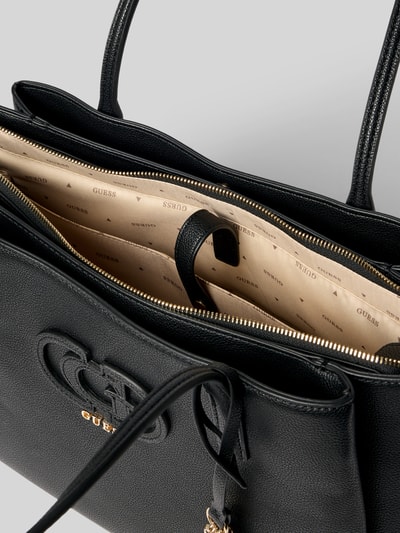 Produktfoto, Tote Bag in Leder-Optik Modell 'Isola' von Guess in Schwarz mit geteiltem Hauptfach, Reißverschluss, Logo-Detail, strukturierte Oberfläche, schmale Schulterriemen, Maße 37x27x15 cm