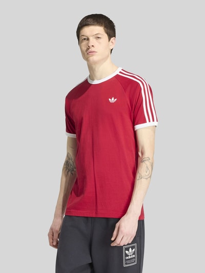 adidas Originals T-shirt o kroju regular fit z czystej bawełny z wyhaftowanym logo Bordowy 3