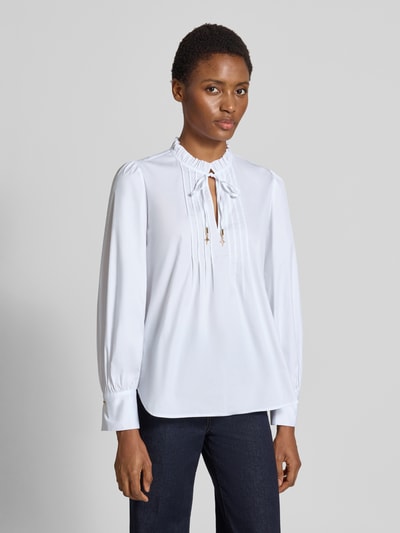 Frauenmodel trägt Regular Fit Langarmbluse aus Baumwoll-Mix Modell 'Belmira2' von JOOP! in Weiß mit sanftem Glanz, Ganzkörperansicht von vorne. Damen Langarmbluse von JOOP!