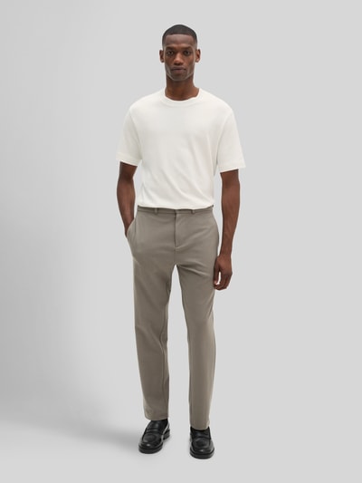 Männermodel trägt Regular Fit Sweathose aus Baumwoll-Mix von Marc O'Polo in Beige, glatte Textur, Ganzkörperansicht von vorne, Herren Sweathose