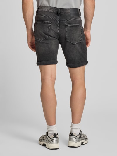 Männermodel trägt Regular Fit Jeansshorts aus Baumwoll-Mix Modell 'PLY' von Only & Sons, Denim-Optik, Label-Patch, Ganzkörperansicht Rückansicht.