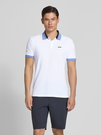 Männermodel trägt Regular Fit Poloshirt aus Baumwoll-Mix Modell 'PL_Member' von BOSS Green, weiß, Kontraststreifen, Vorderansicht Ganzkörperansicht.