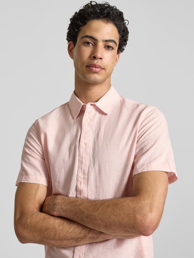 Männermodel trägt Regular Fit Freizeithemd mit Kentkragen Modell 'ABAN' von Blend in zartem Rosa, Halbarm, Nahaufnahme Oberkörper.