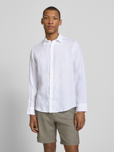 Männermodel trägt Regular Fit Freizeithemd aus reinem Leinen Modell 'REGKYLIAN' von SELECTED HOMME in Weiß, Ganzkörperansicht von vorne