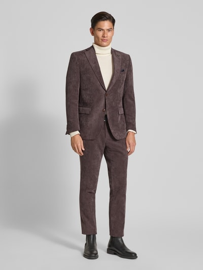Männermodel trägt Regular Fit Cordhose mit französischen Eingrifftaschen van Carl Gross in bruin, materiaal-mix, model 'Tomte-F', verkort been, knoopsluiting. Ganzkörperansicht van voren.