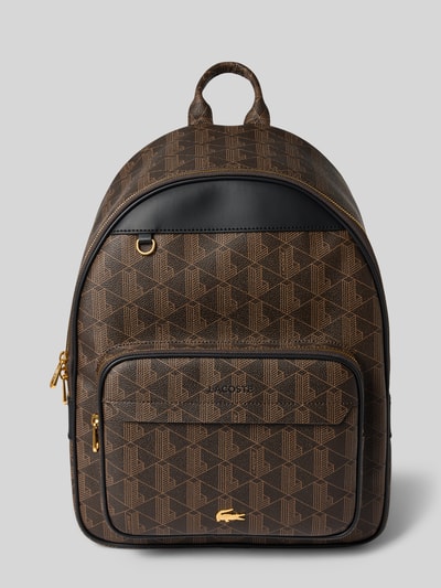 Produktfoto, Rucksack mit Logo-Prägung von Lacoste, braun mit goldenen Details, geometrisches Muster, strukturierte Oberfläche, Herren Rucksack von Lacoste