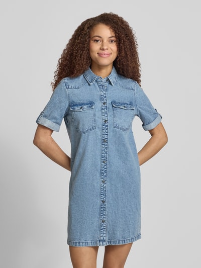 Frauenmodel trägt Jeanskleid mit Brusttaschen Modell 'NEW SIGNE' von Noisy May in Hellblau, Reine Baumwolle, Gerader-Schnitt, Minikleid, Hemdblusenkragen; Ganzkörperansicht von vorne.