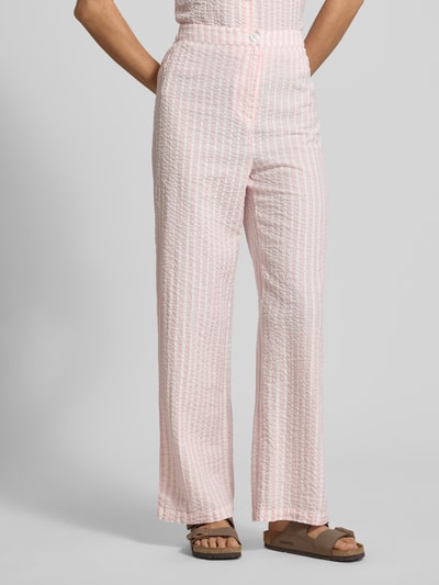 Frauenmodel trägt Straight Leg Hose aus reiner Baumwolle Modell 'TINNA' von Pieces mit Allover-Muster und Crinkle-Struktur, Nahaufnahme Oberkörper.