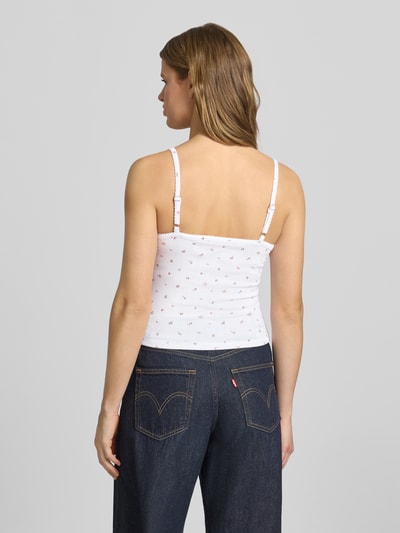 Vrouwenmodel draagt Trägertop mit V-Ausschnitt und Logo van Guess Jeans in wit met logo, materiaalmix met viscose, regular fit, verstelbare spaghettibandjes, ruglengte bij maat S 28 cm, ganzkörperansicht rückansicht.
