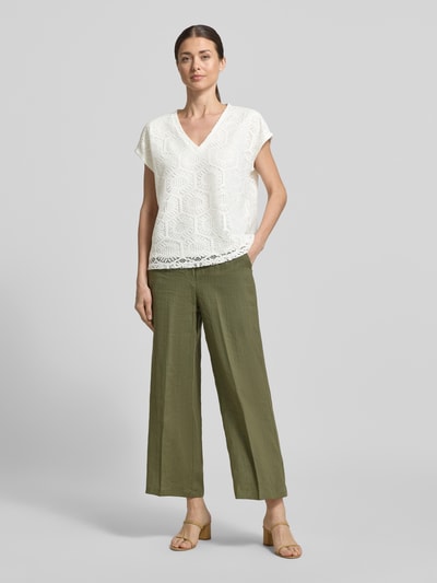 Frauenmodel trägt damski t-shirt Boxy Fit T-Shirt mit semitransparentem Besatz Modell 'IRIS' von Vero Moda, efekt: jednolity kolor, wzór: abstrakcyjny, półprzezroczysty materiał, dekolt w serek, bez rękawów, wykończenie materiału: ażur, krój: pudełkowy, stretch. Ganzkörperansicht von vorne